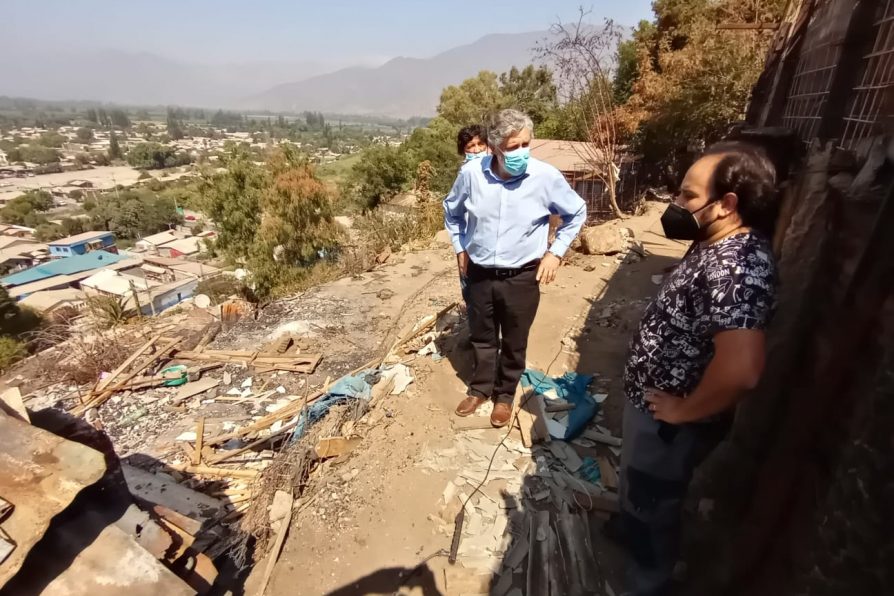 Comienza retiro de escombros en cerro San José  de Catemu tras incendio que devastó seis viviendas