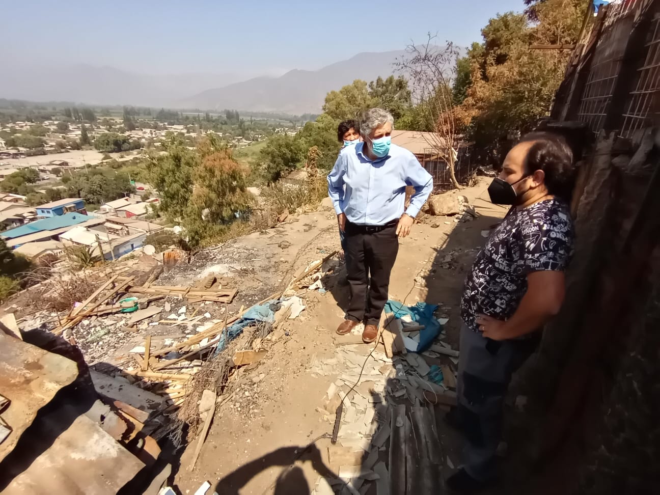 Comienza retiro de escombros en cerro San José  de Catemu tras incendio que devastó seis viviendas
