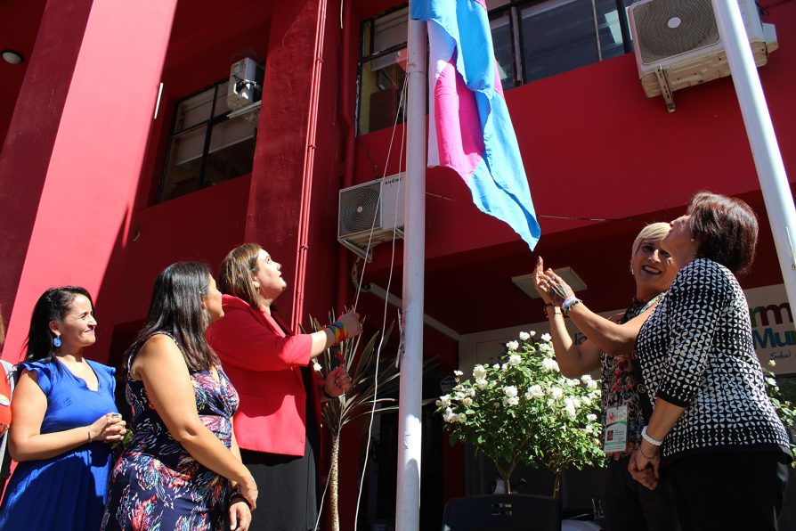 Delegada de San Felipe y Alcaldesa izan bandera de la Visibilidad Transgénero por la inclusión, la libertad y la diversidad