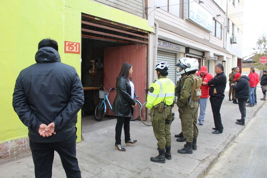 Fiscalización a comercio irregular de alimentos termina con 5 detenidos tras incidentes