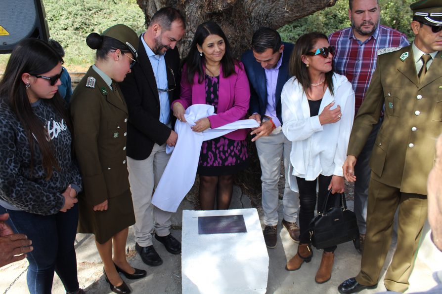 Delegación Presidencial junto a Alcaldes de Catemu y Panquehue instalan placa en memoria de mártires de Carabineros fallecidos hace 23 años en el km. 13 de la ruta Ch-60